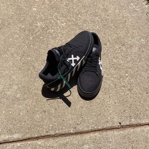 OFF-WHITE Vulc Low Black and White Arrow
